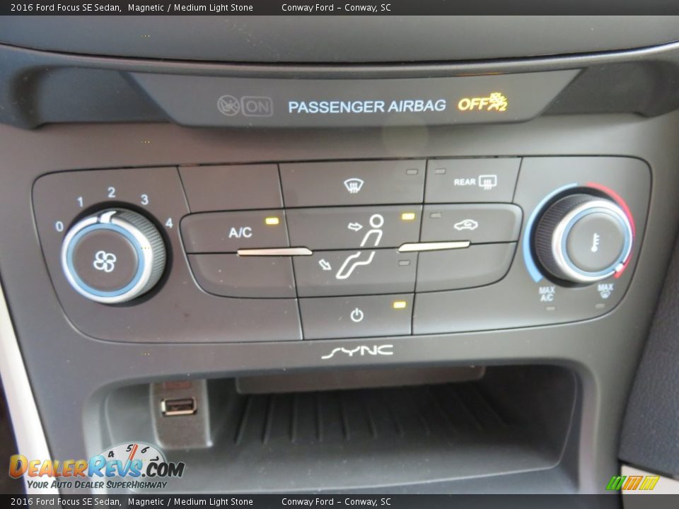 2016 Ford Focus SE Sedan Magnetic / Medium Light Stone Photo #24