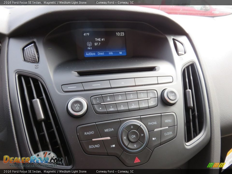 2016 Ford Focus SE Sedan Magnetic / Medium Light Stone Photo #25