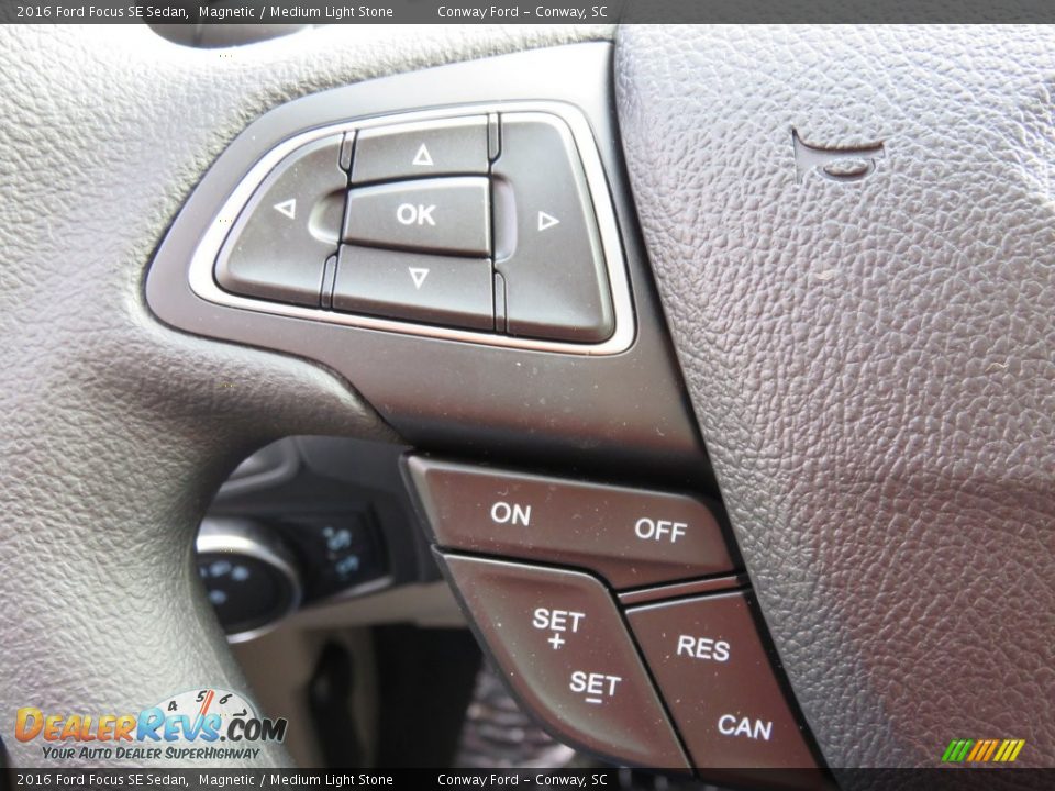 2016 Ford Focus SE Sedan Magnetic / Medium Light Stone Photo #28
