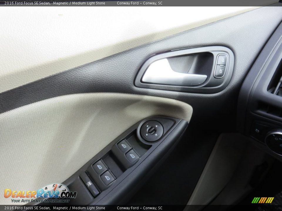 2016 Ford Focus SE Sedan Magnetic / Medium Light Stone Photo #31