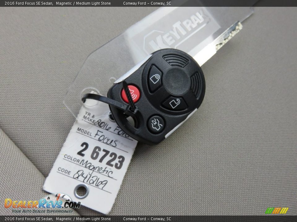 2016 Ford Focus SE Sedan Magnetic / Medium Light Stone Photo #32