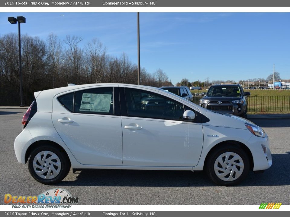 2016 Toyota Prius c One Moonglow / Ash/Black Photo #2