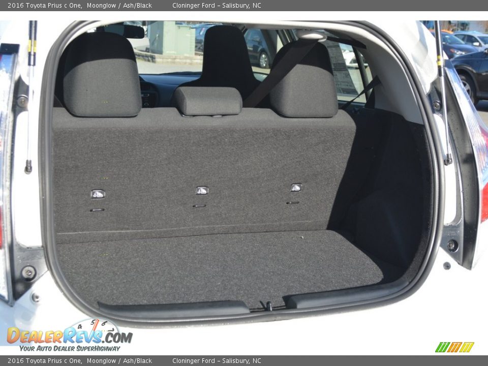 2016 Toyota Prius c One Moonglow / Ash/Black Photo #9