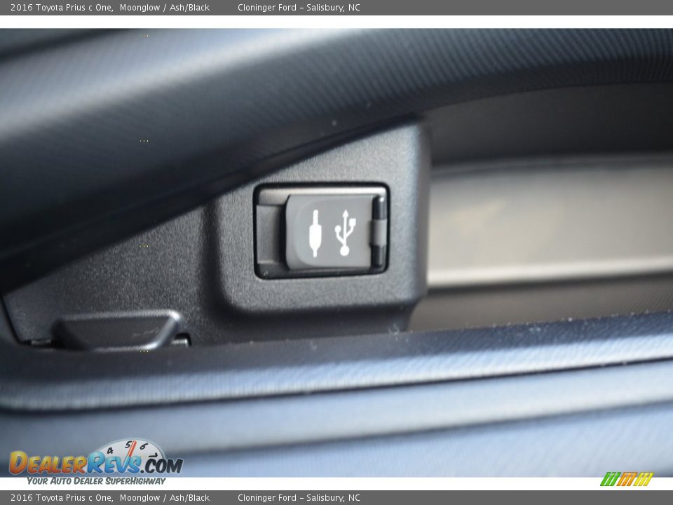 2016 Toyota Prius c One Moonglow / Ash/Black Photo #17