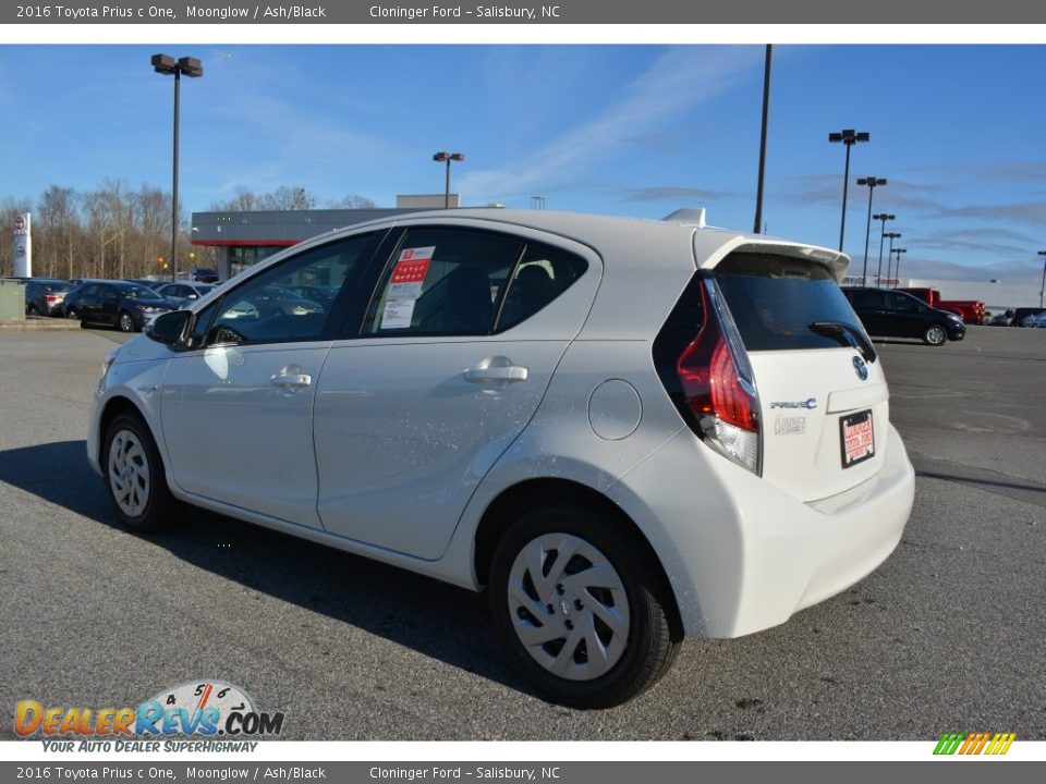 2016 Toyota Prius c One Moonglow / Ash/Black Photo #19