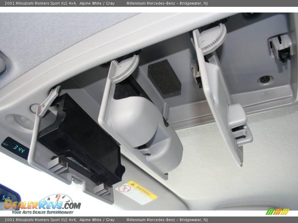 2001 Mitsubishi Montero Sport XLS 4x4 Alpine White / Gray Photo #19