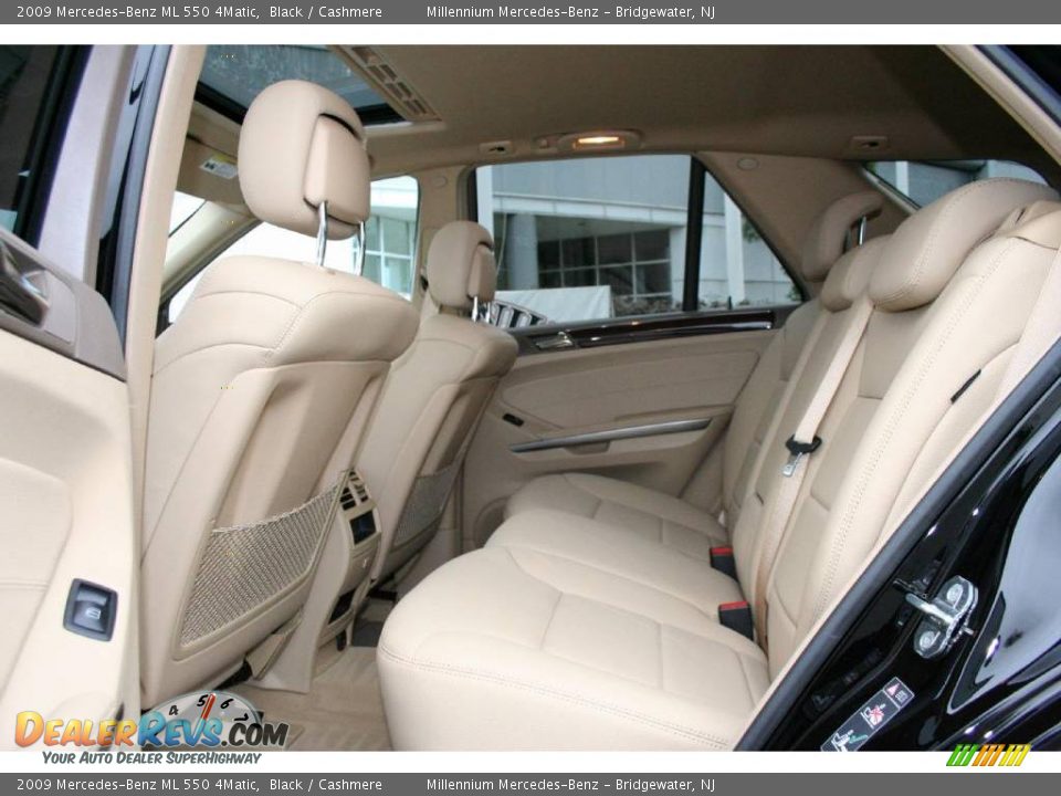 2009 Mercedes-Benz ML 550 4Matic Black / Cashmere Photo #17