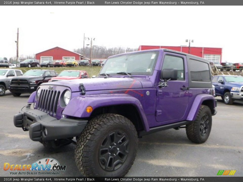 Front 3/4 View of 2016 Jeep Wrangler Sahara 4x4 Photo #1