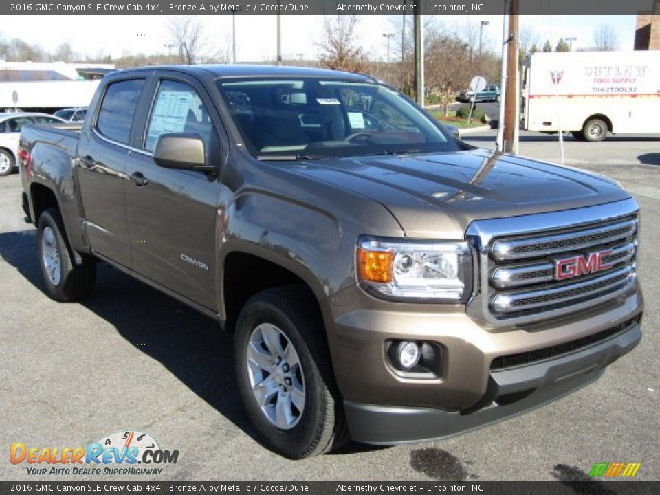 Front 3/4 View of 2016 GMC Canyon SLE Crew Cab 4x4 Photo #1