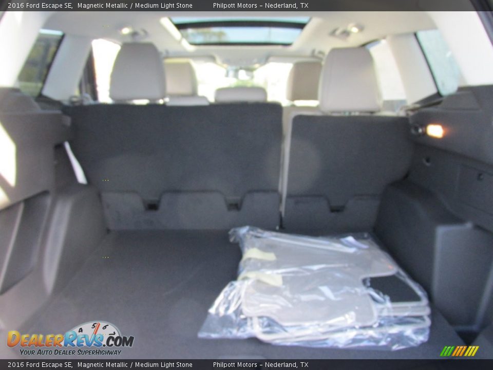 2016 Ford Escape SE Magnetic Metallic / Medium Light Stone Photo #16
