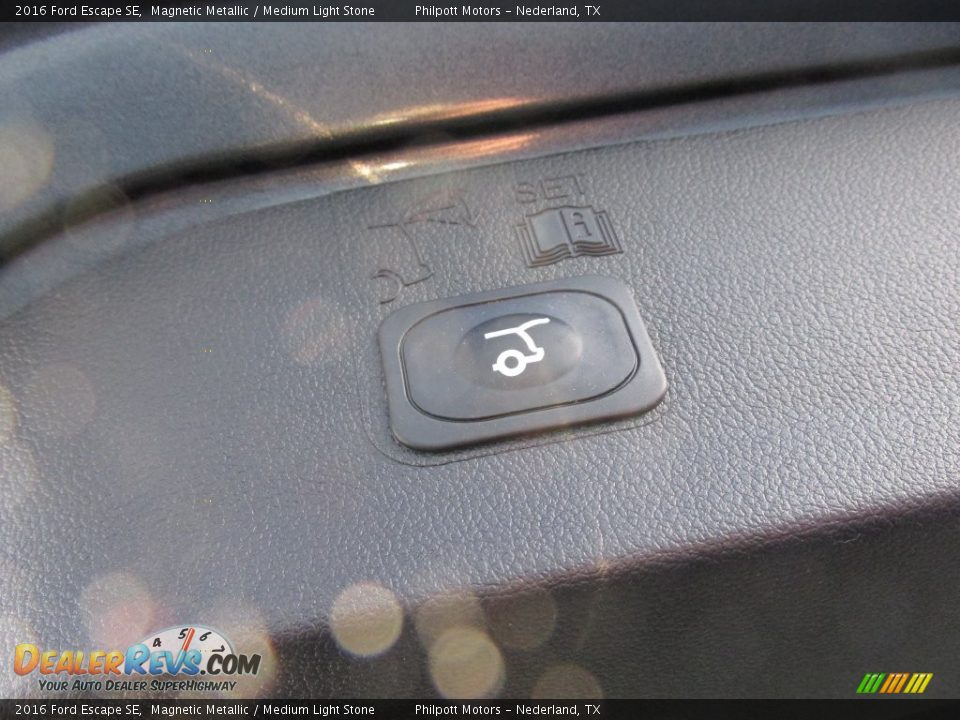 2016 Ford Escape SE Magnetic Metallic / Medium Light Stone Photo #17