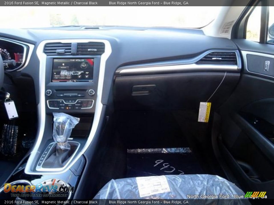 2016 Ford Fusion SE Magnetic Metallic / Charcoal Black Photo #18