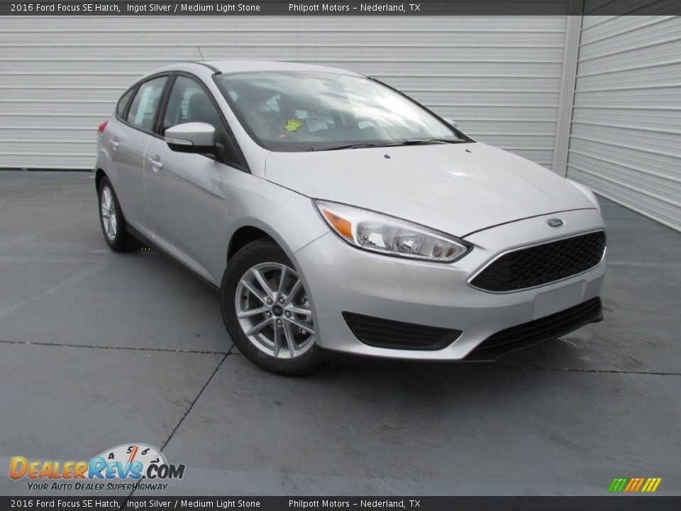 Front 3/4 View of 2016 Ford Focus SE Hatch Photo #1