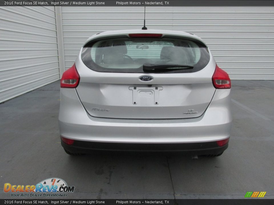 2016 Ford Focus SE Hatch Ingot Silver / Medium Light Stone Photo #5