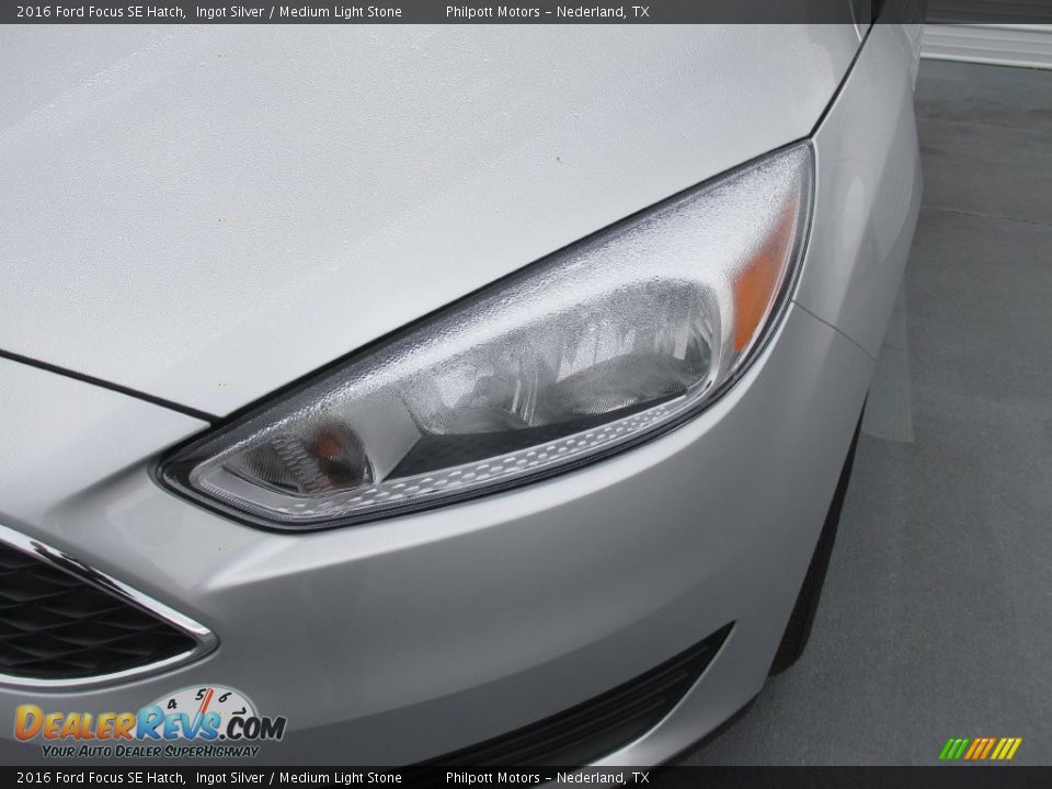 2016 Ford Focus SE Hatch Ingot Silver / Medium Light Stone Photo #9