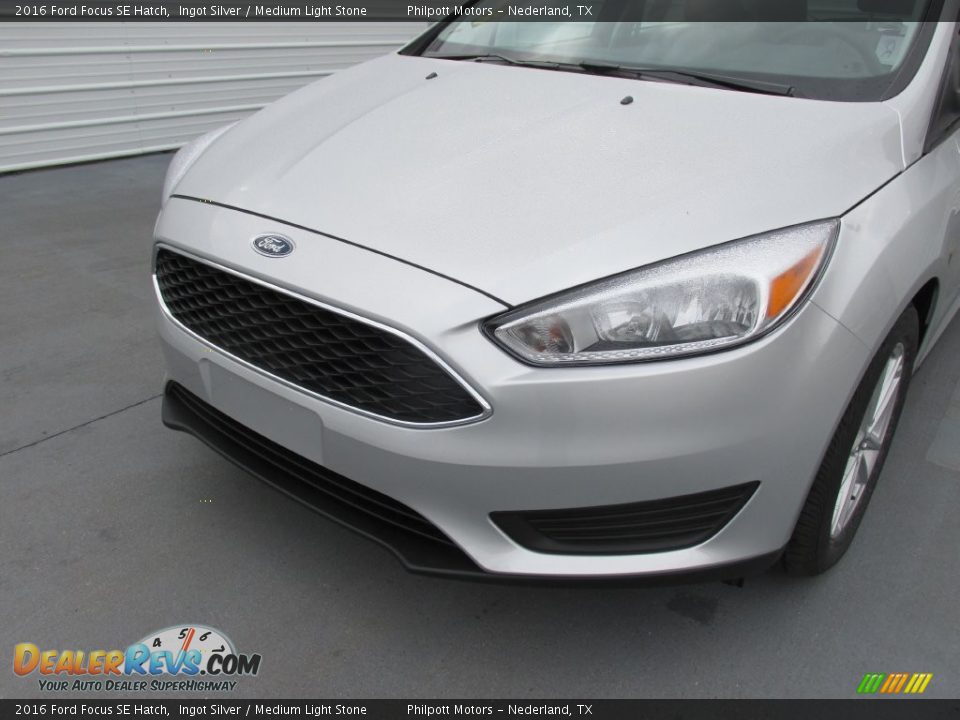 2016 Ford Focus SE Hatch Ingot Silver / Medium Light Stone Photo #10