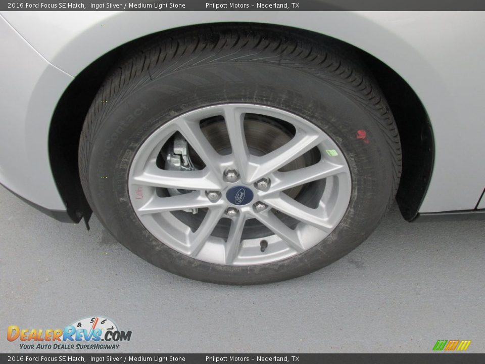 2016 Ford Focus SE Hatch Ingot Silver / Medium Light Stone Photo #11