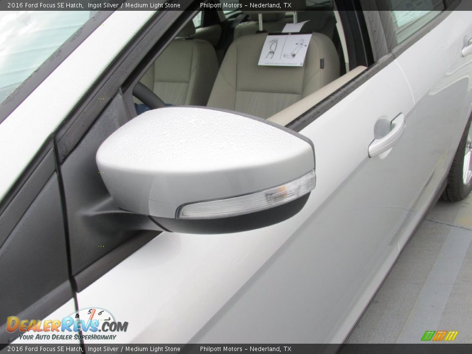 2016 Ford Focus SE Hatch Ingot Silver / Medium Light Stone Photo #12