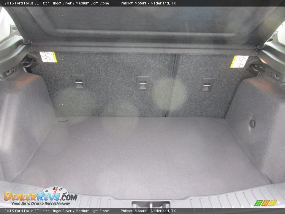 2016 Ford Focus SE Hatch Ingot Silver / Medium Light Stone Photo #15