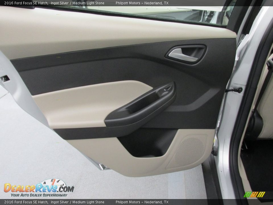 2016 Ford Focus SE Hatch Ingot Silver / Medium Light Stone Photo #17