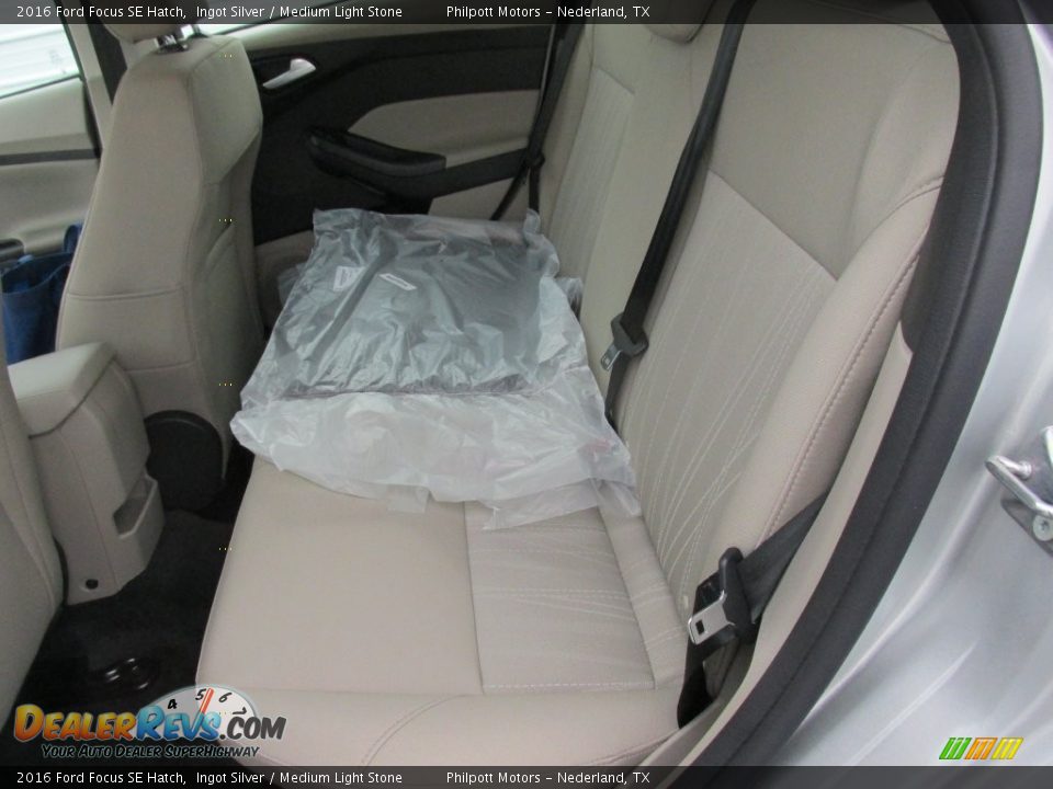 2016 Ford Focus SE Hatch Ingot Silver / Medium Light Stone Photo #18