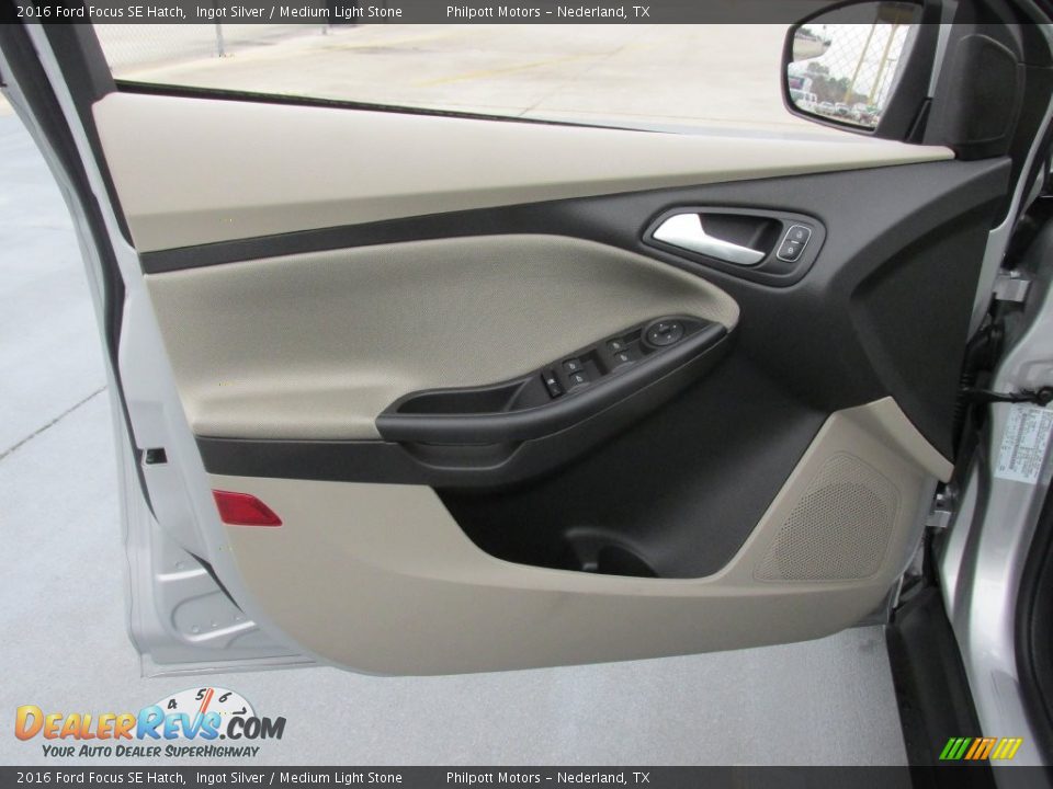2016 Ford Focus SE Hatch Ingot Silver / Medium Light Stone Photo #19