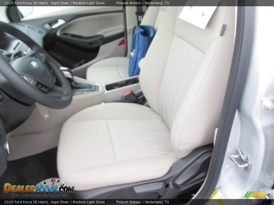 2016 Ford Focus SE Hatch Ingot Silver / Medium Light Stone Photo #21