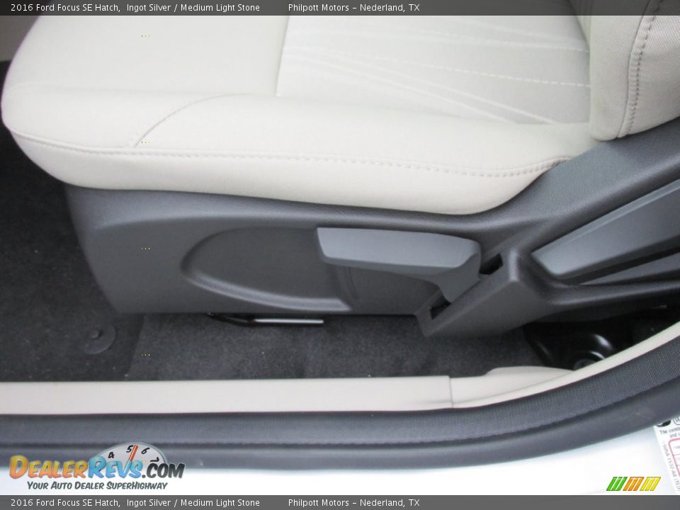 2016 Ford Focus SE Hatch Ingot Silver / Medium Light Stone Photo #22