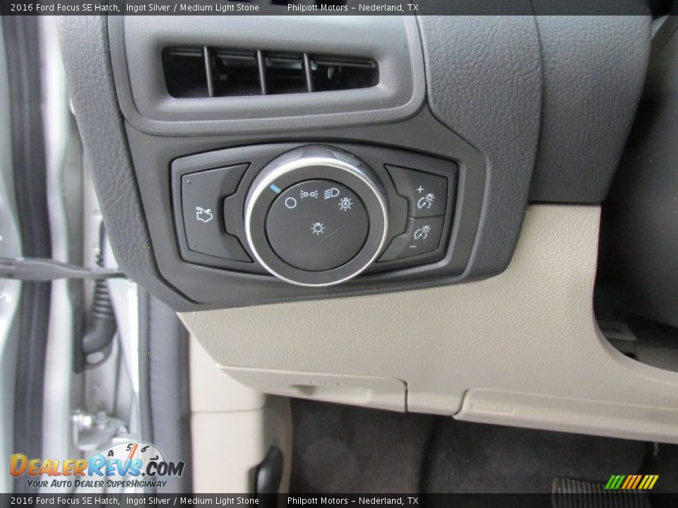 2016 Ford Focus SE Hatch Ingot Silver / Medium Light Stone Photo #31