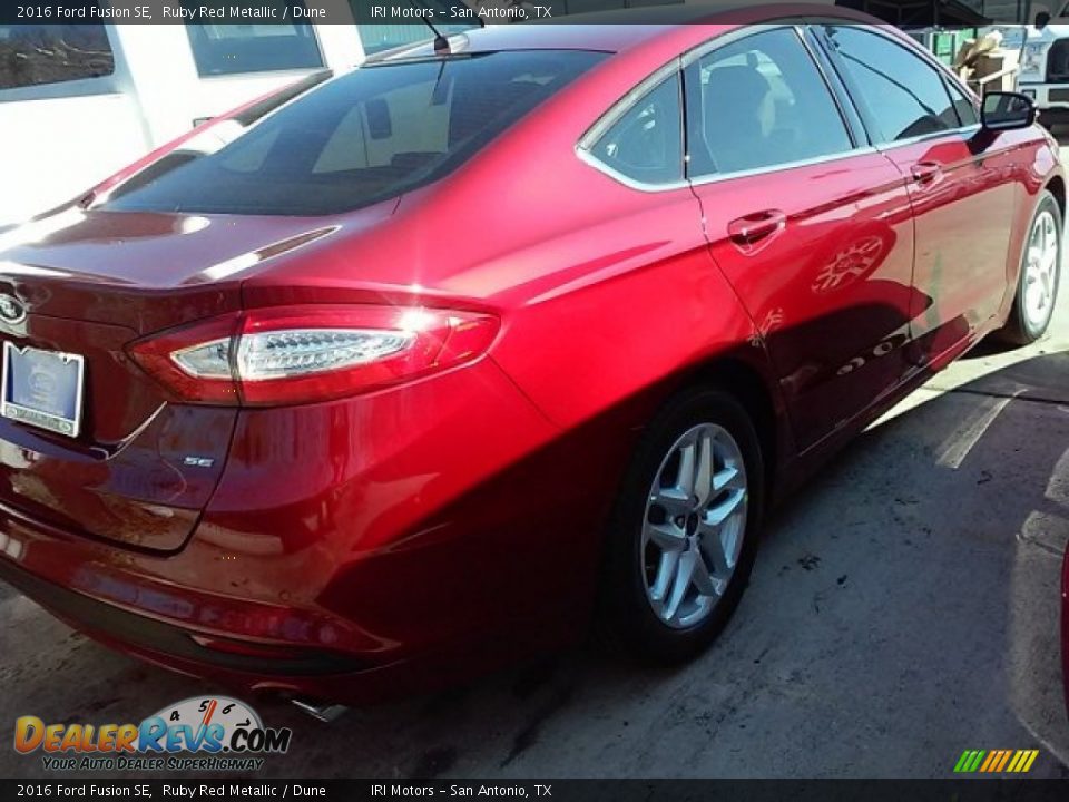 2016 Ford Fusion SE Ruby Red Metallic / Dune Photo #8