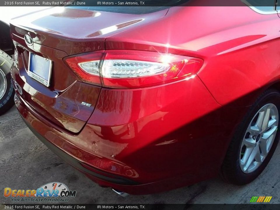 2016 Ford Fusion SE Ruby Red Metallic / Dune Photo #9