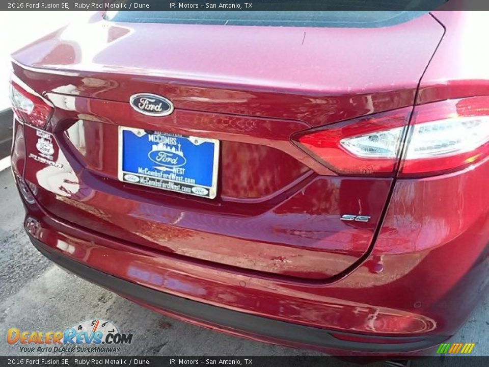 2016 Ford Fusion SE Ruby Red Metallic / Dune Photo #12