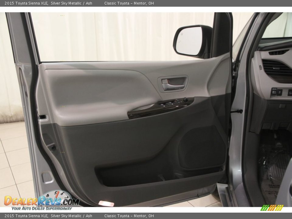 2015 Toyota Sienna XLE Silver Sky Metallic / Ash Photo #4