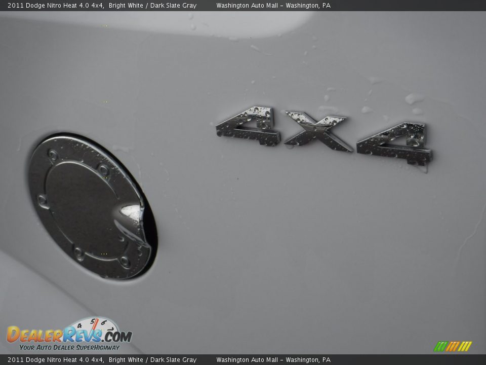 2011 Dodge Nitro Heat 4.0 4x4 Bright White / Dark Slate Gray Photo #9