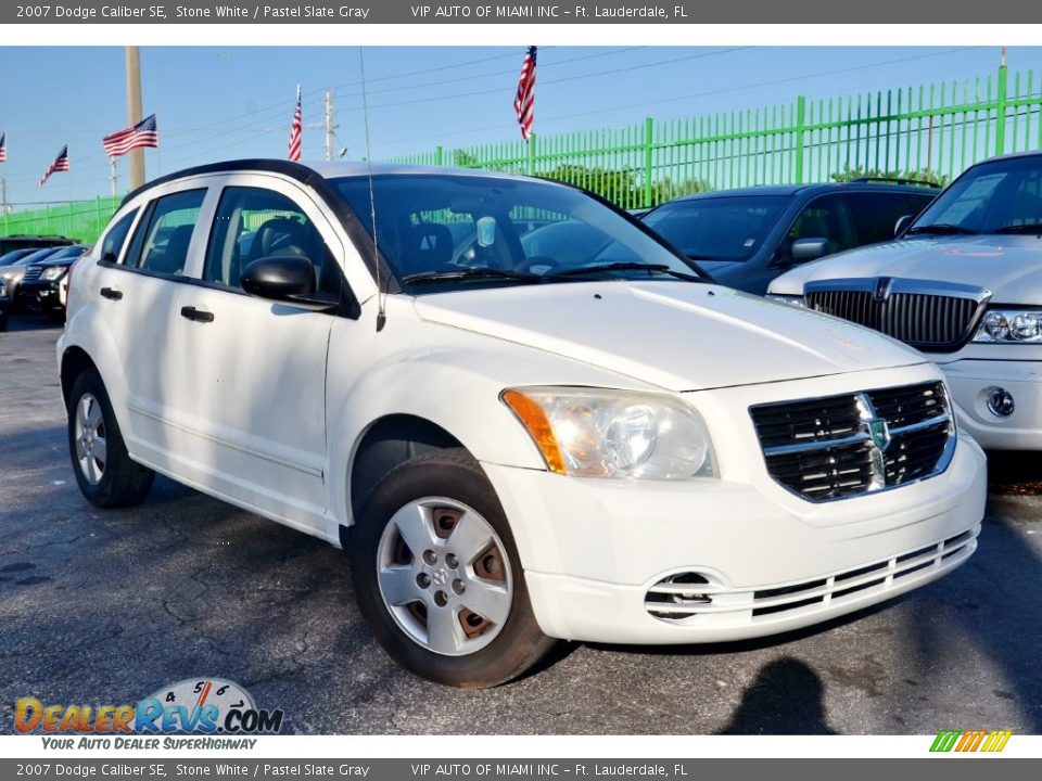Front 3/4 View of 2007 Dodge Caliber SE Photo #1