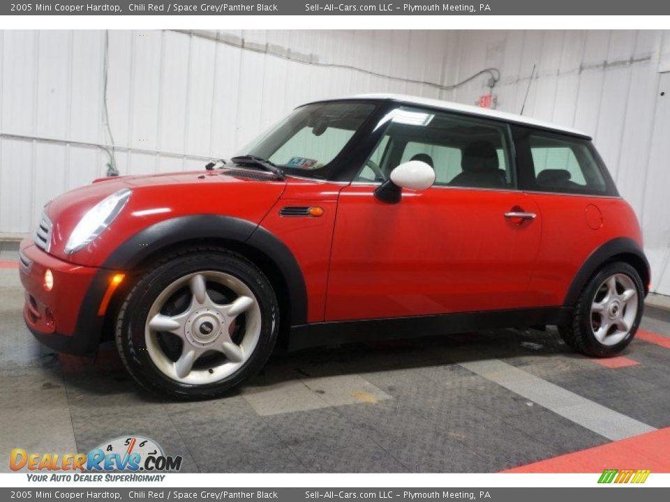 2005 Mini Cooper Hardtop Chili Red / Space Grey/Panther Black Photo #2