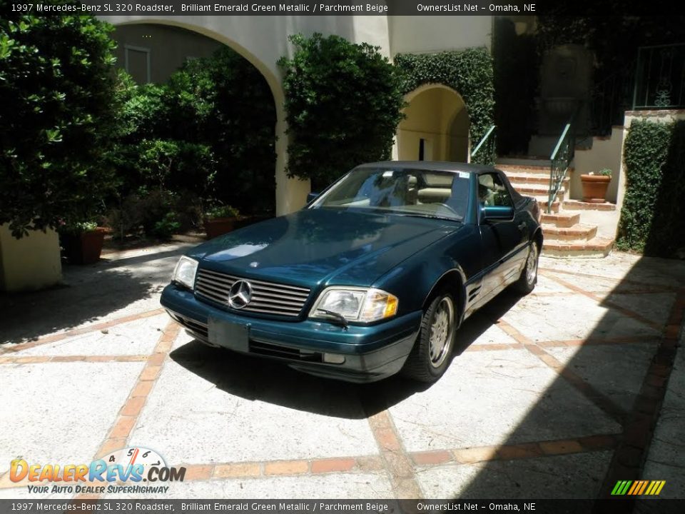 1997 Mercedes-Benz SL 320 Roadster Brilliant Emerald Green Metallic / Parchment Beige Photo #2