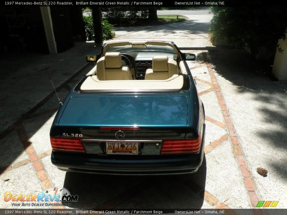 1997 Mercedes-Benz SL 320 Roadster Brilliant Emerald Green Metallic / Parchment Beige Photo #6
