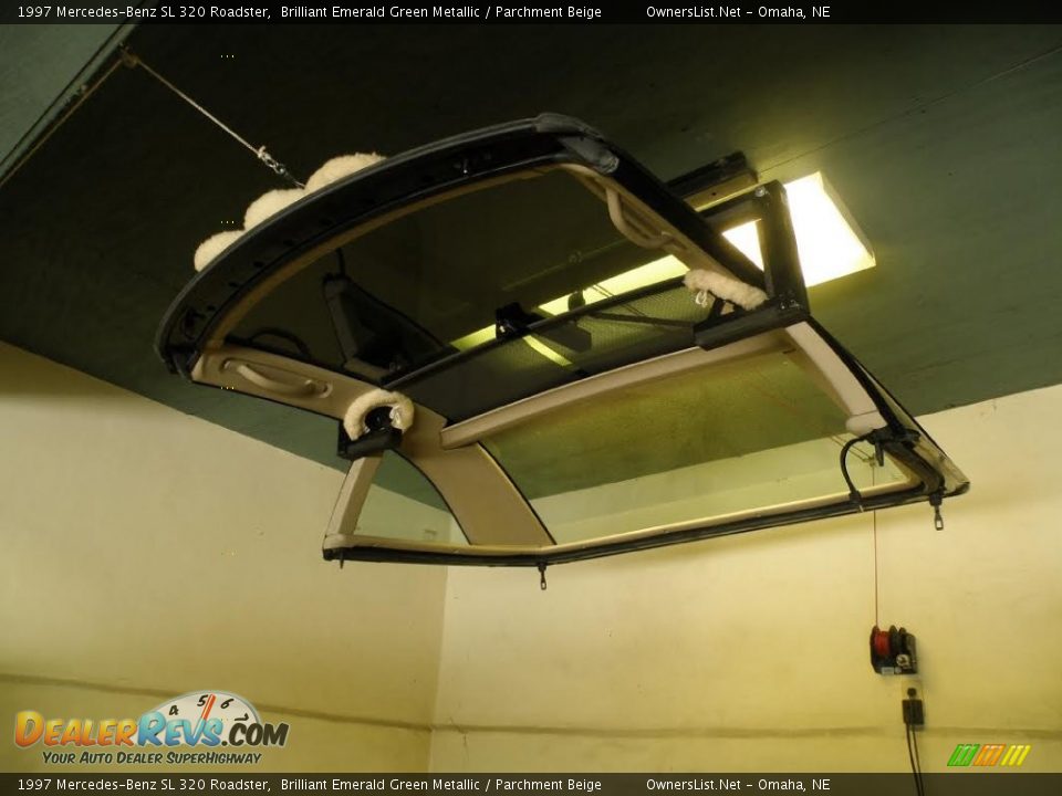 1997 Mercedes-Benz SL 320 Roadster Brilliant Emerald Green Metallic / Parchment Beige Photo #7