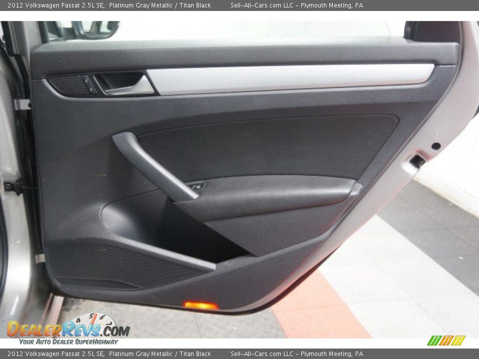 2012 Volkswagen Passat 2.5L SE Platinum Gray Metallic / Titan Black Photo #16