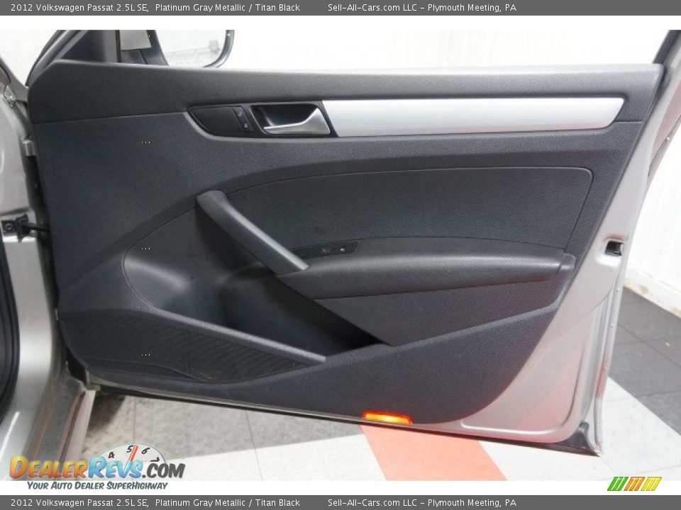 2012 Volkswagen Passat 2.5L SE Platinum Gray Metallic / Titan Black Photo #17