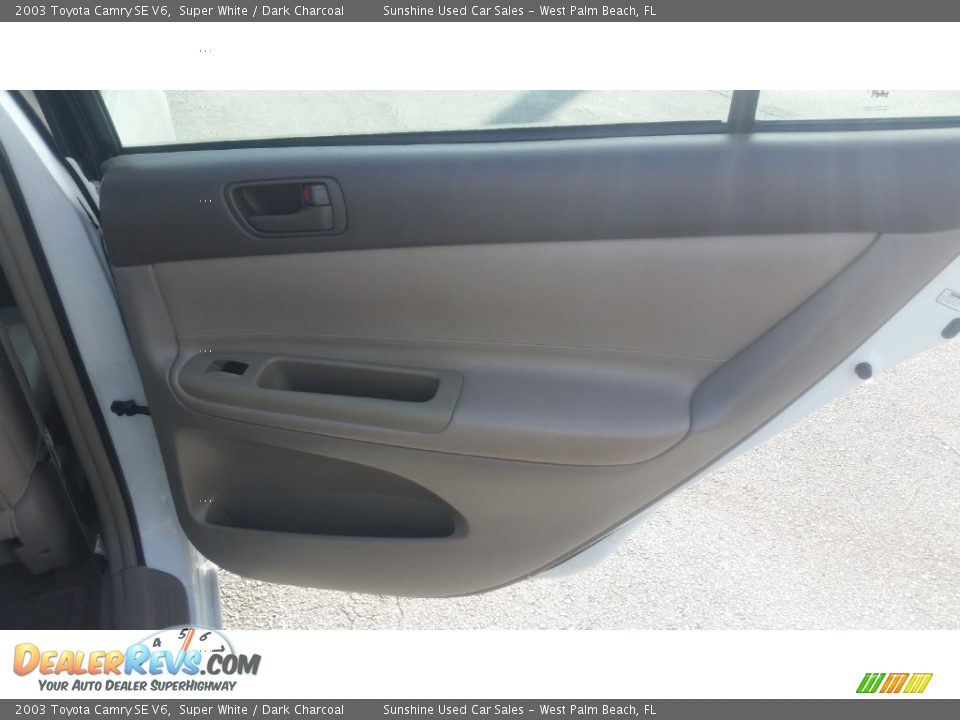 2003 Toyota Camry SE V6 Super White / Dark Charcoal Photo #17