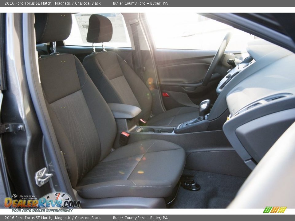 2016 Ford Focus SE Hatch Magnetic / Charcoal Black Photo #7
