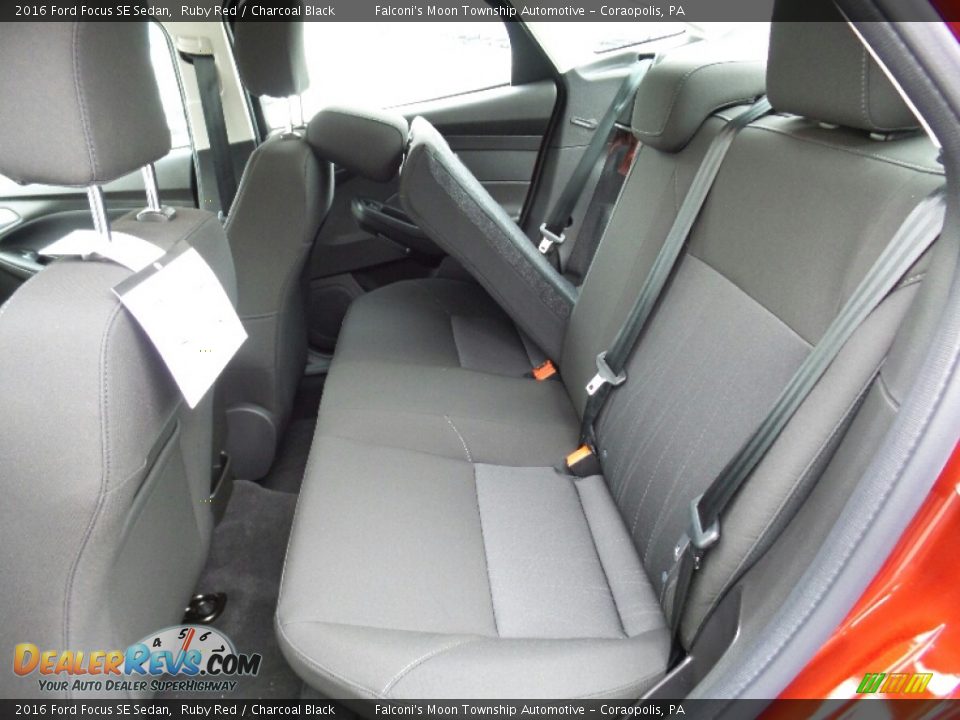 2016 Ford Focus SE Sedan Ruby Red / Charcoal Black Photo #8