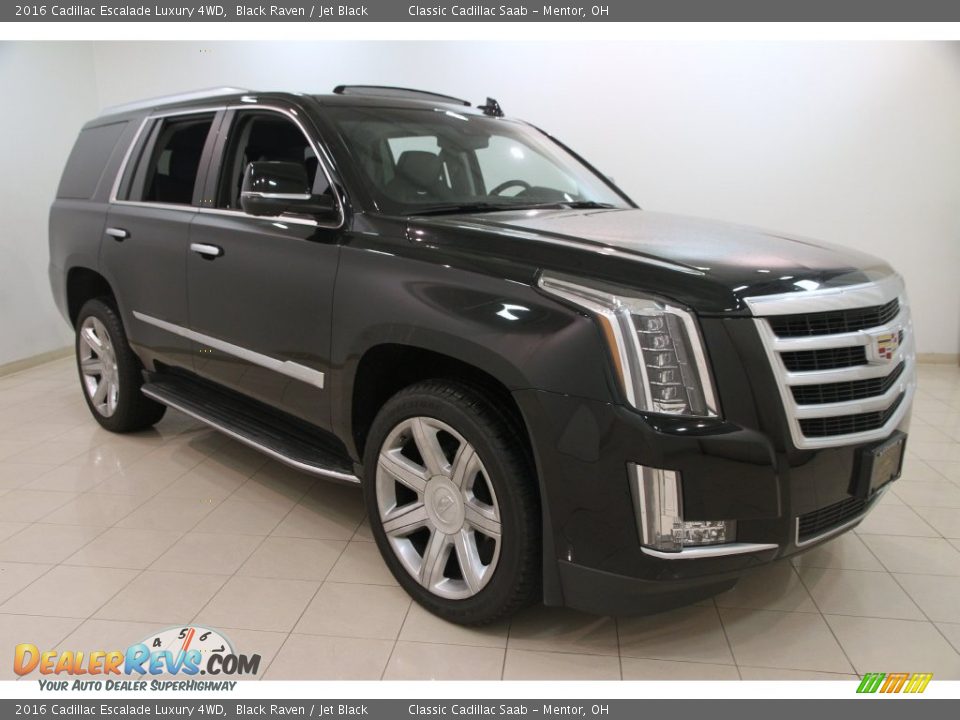Front 3/4 View of 2016 Cadillac Escalade Luxury 4WD Photo #1