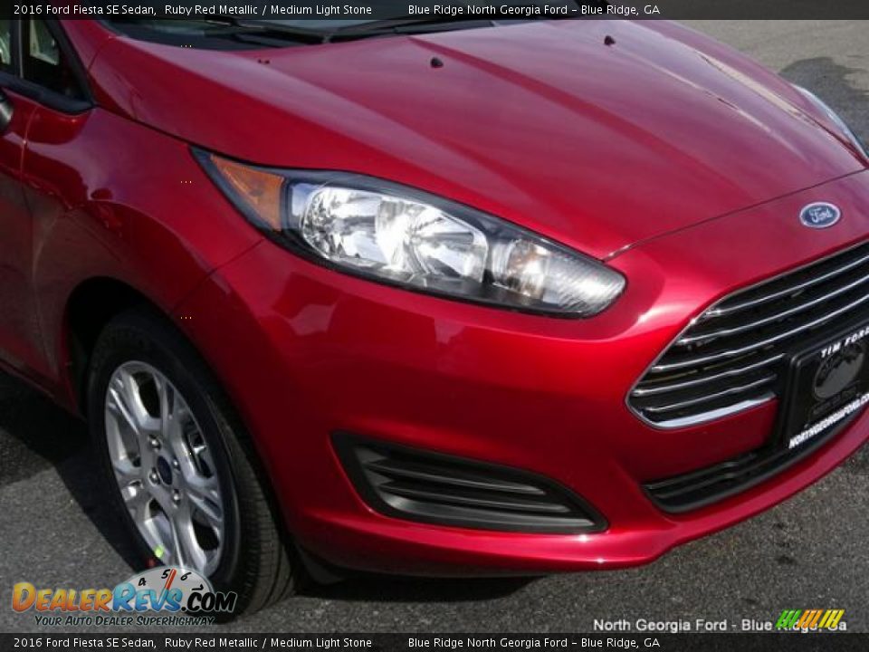 2016 Ford Fiesta SE Sedan Ruby Red Metallic / Medium Light Stone Photo #34