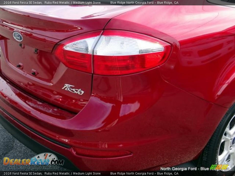 2016 Ford Fiesta SE Sedan Ruby Red Metallic / Medium Light Stone Photo #35