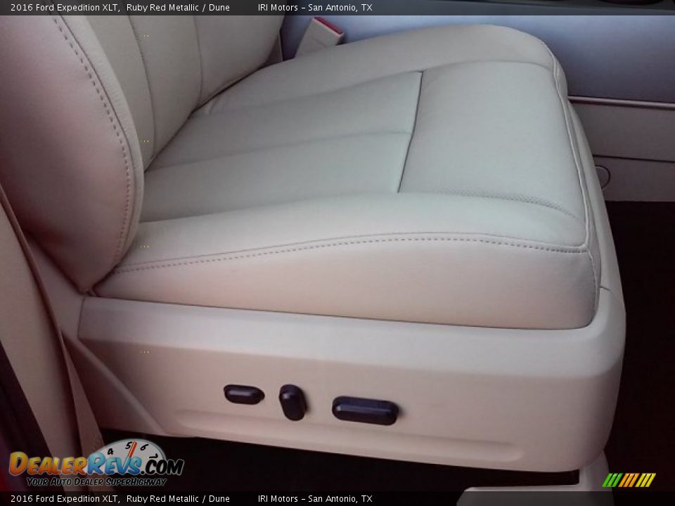 2016 Ford Expedition XLT Ruby Red Metallic / Dune Photo #17