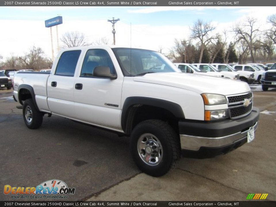 Front 3/4 View of 2007 Chevrolet Silverado 2500HD Classic LS Crew Cab 4x4 Photo #2