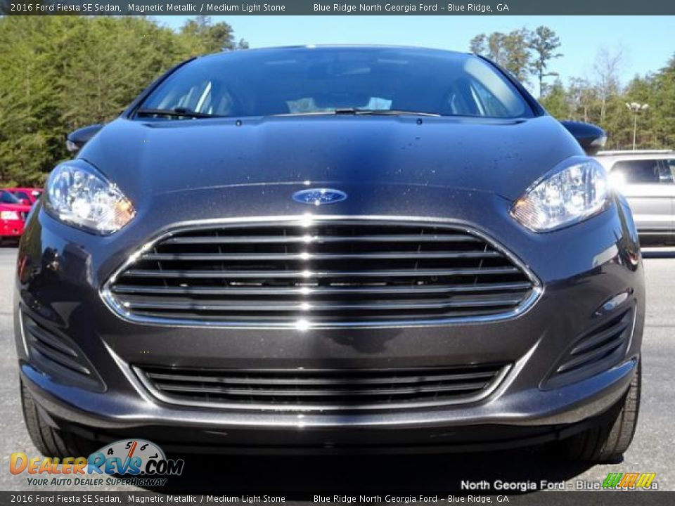 2016 Ford Fiesta SE Sedan Magnetic Metallic / Medium Light Stone Photo #8